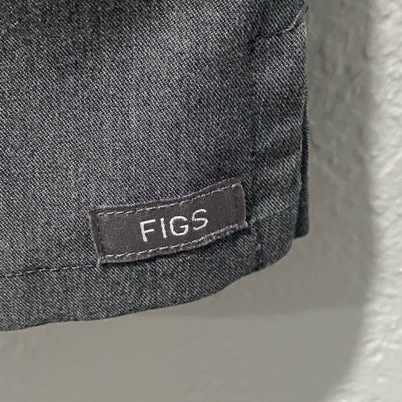 Figs Scrubs Women  Sz L gray color with pockets in front - Picture 4 of 7